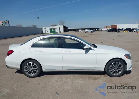 2016 Mercedes-Benz C 300 4Matic z USA, uszkodzony, nr VIN 55SWF4KB9GU146647